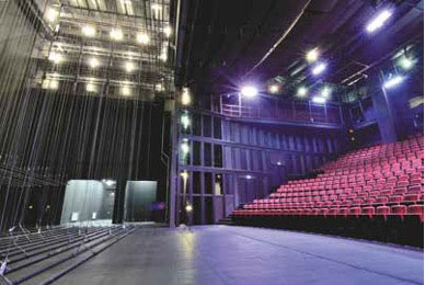 2. Le TNP à Villeurbanne - Vue de la grande salle, côté Cour avec sur l’espace monte camion et vers le fond de scène, un espace de rangement - Photo © Patrice Morel