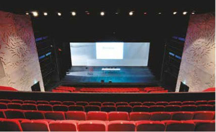 9. Théâtre de Saint-Nazaire - La scène vue du dernier rang du balcon Photo © Patrice Morel