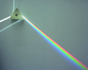 Dispersion de la lumière à travers un prisme - Document © Zátonyi Sándor- CC BY-SA 3.0