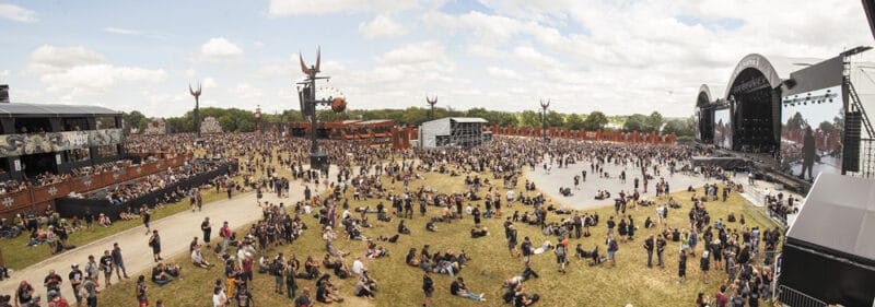 Le public arrive pour les premiers concerts