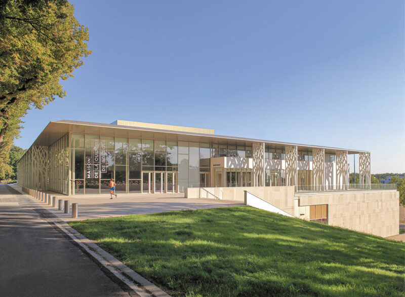 Parvis, entrée publique, place Seraucourt - Photo © Sébastien Andreï